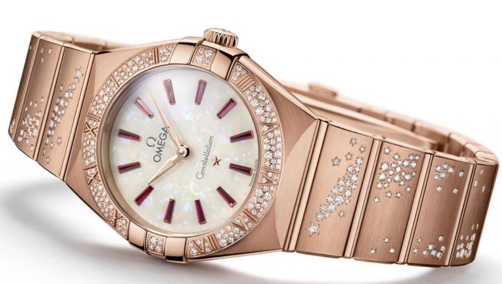 Online imitation watches are adorned with diamonds.